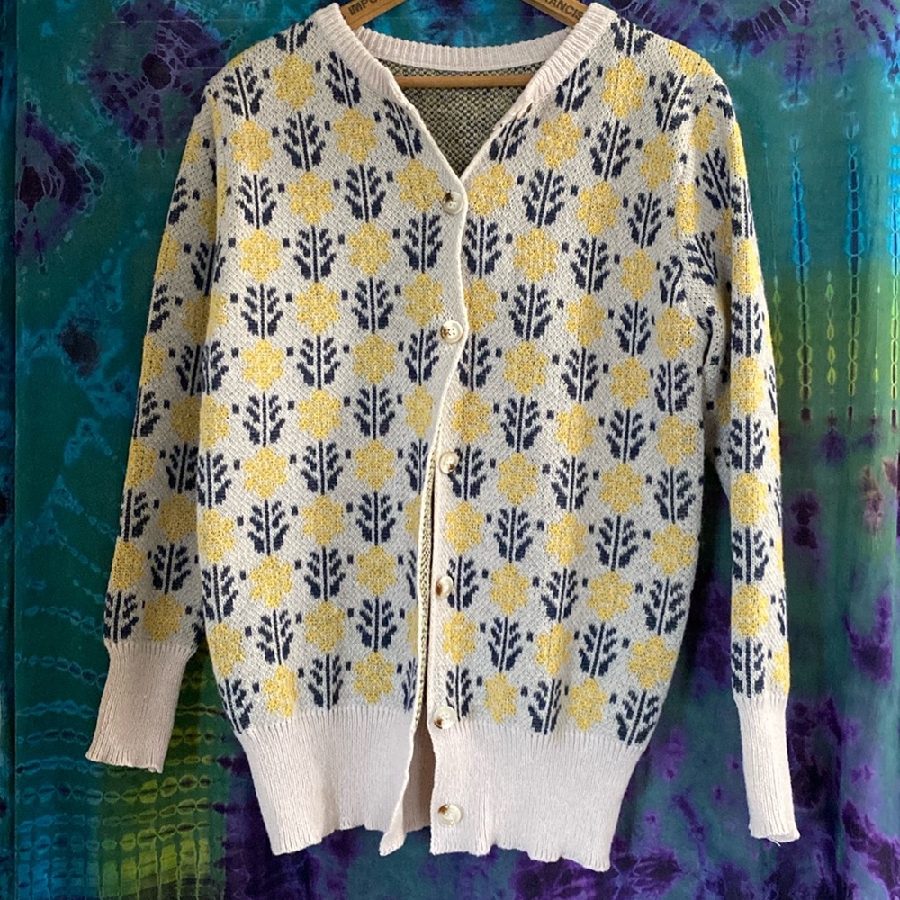 Floral cardigan! No brand tag. Size- Medium.
